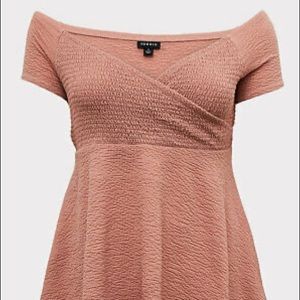 Torrid dusty pink textured smocked off shoulder babydoll top size 1 (14/16)